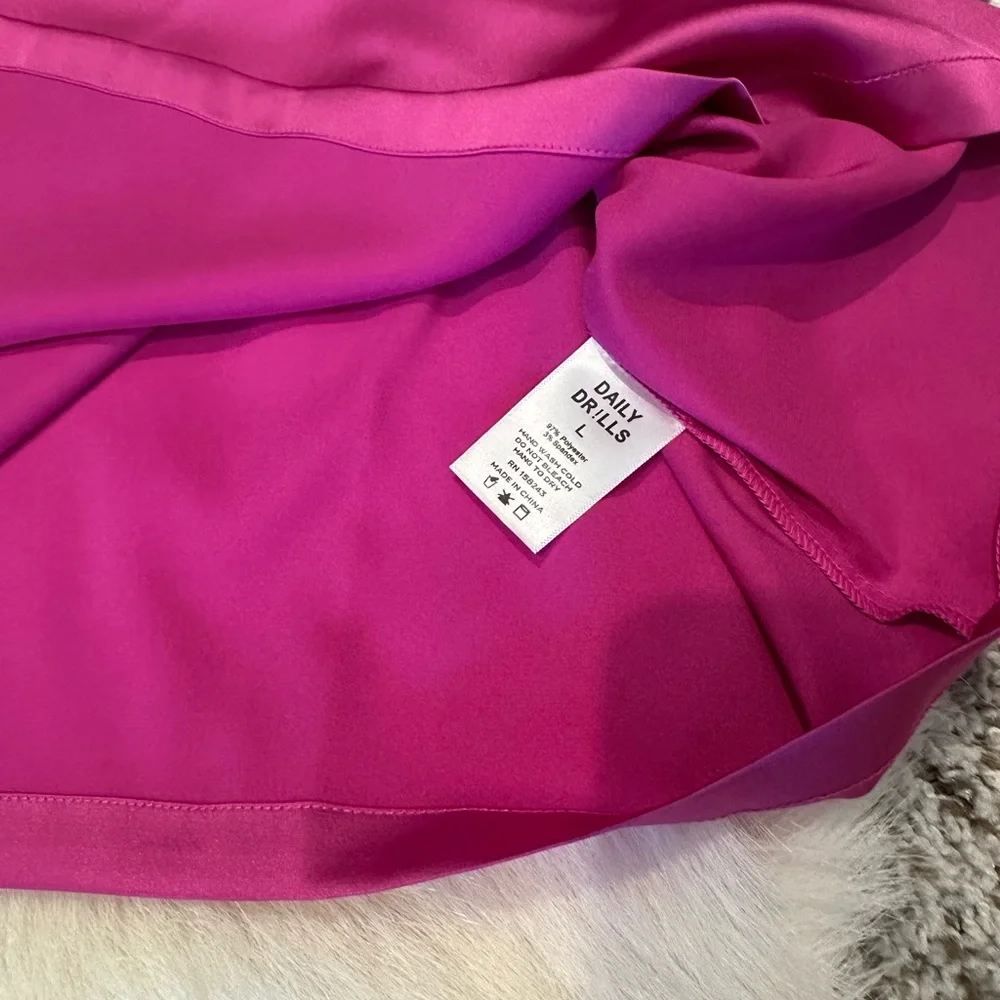 NWOT DAILY DRILLS Silky Collection Women's Fuchsia Short Sleeve Top. Size L. - Picture 3 of 5